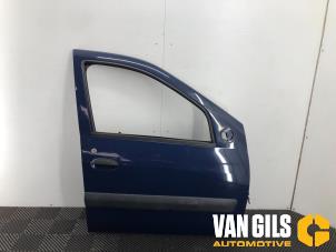 Usados Puerta 4 puertas derecha delante Dacia Logan MCV (KS) 1.6 16V Precio € 159,99 Norma de margen ofrecido por Van Gils Automotive