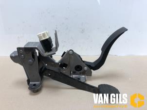 Used Accelerator pedal Renault Clio IV Estate/Grandtour (7R) 0.9 Energy TCE 12V Price on request offered by Van Gils Automotive