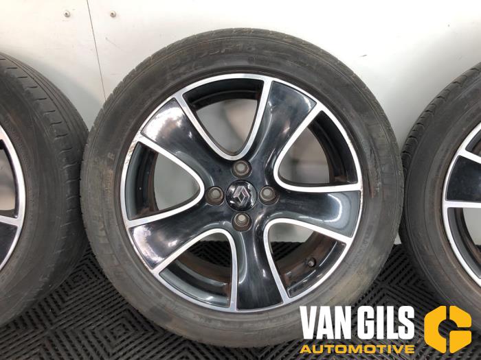 Set of sports wheels from a Renault Clio IV Estate/Grandtour (7R) 0.9 Energy TCE 12V 2014