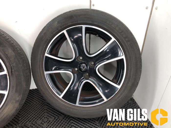 Set of sports wheels from a Renault Clio IV Estate/Grandtour (7R) 0.9 Energy TCE 12V 2014