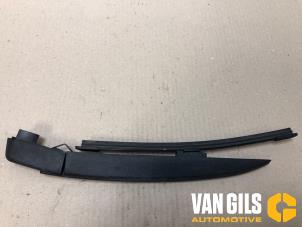 Used Wiper blade Renault Clio IV Estate/Grandtour (7R) 0.9 Energy TCE 12V Price on request offered by Van Gils Automotive