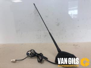 Used Antenna Renault Clio IV Estate/Grandtour (7R) 0.9 Energy TCE 12V Price on request offered by Van Gils Automotive