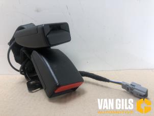 Used Rear seatbelt buckle, left Renault Clio IV Estate/Grandtour (7R) 0.9 Energy TCE 12V Price on request offered by Van Gils Automotive
