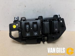 Usados Interruptor faro lhv Renault Clio IV Estate/Grandtour (7R) 0.9 Energy TCE 12V Precio de solicitud ofrecido por Van Gils Automotive