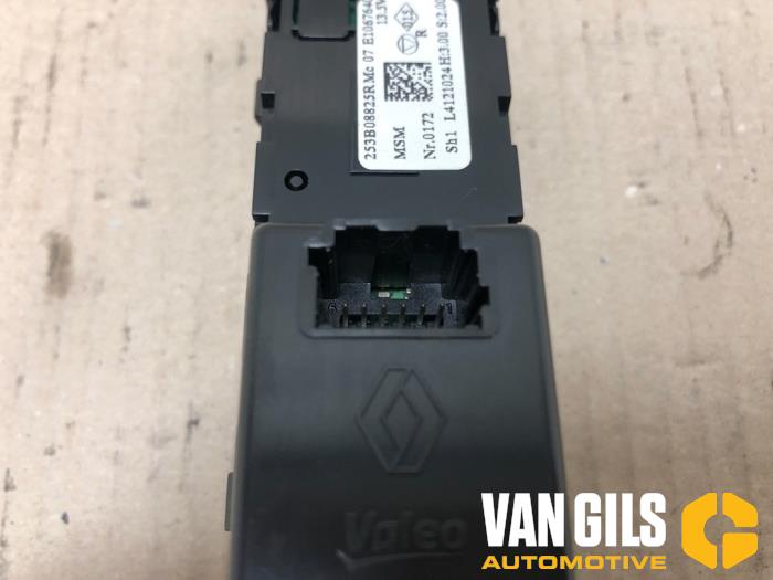 Multi-media control unit from a Renault Clio IV Estate/Grandtour (7R) 0.9 Energy TCE 12V 2014
