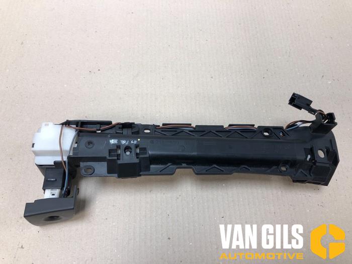 Begagnade Handskfacklock Mercedes E (W211) 3.2 E-320 V6 18V Pris € 30,00 Marginaltabell erbjuds av Van Gils Automotive