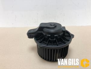 Usagé Ventilateur chauffage Kia Stonic (YB) 1.0i T-GDi 12V Eco-Dynamics+ Prix € 79,99 Règlement à la marge proposé par Van Gils Automotive