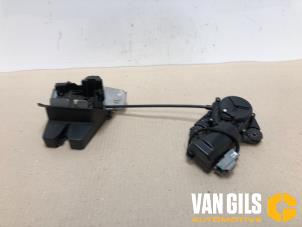 Używane Mechanizm zamka tylnej klapy Lynk &amp; Co 01 1.5 PHEV Cena € 241,99 Z VAT oferowane przez Van Gils Automotive