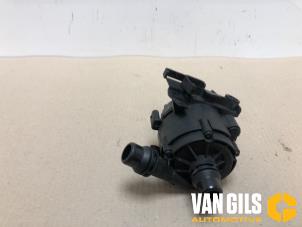 Usados Bomba de agua BMW 5 serie (G30) 530e iPerformance Precio de solicitud ofrecido por Van Gils Automotive