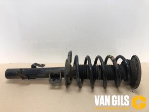 Gebrauchte Stoßdämpferstrebe links vorne Landrover Freelander II 2.2 td4 16V Preis auf Anfrage angeboten von Van Gils Automotive
