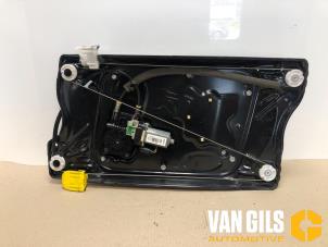 Używane Mechanizm szyby prawej przedniej wersja 4-drzwiowa Landrover Freelander II 2.2 td4 16V Cena na żądanie oferowane przez Van Gils Automotive