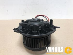 Usados Motor de ventilador de calefactor Volkswagen Touran (5T1) 1.0 TSI Precio € 76,00 Norma de margen ofrecido por Van Gils Automotive
