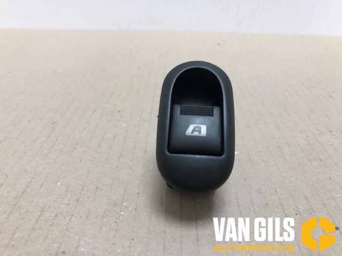 Usados Interruptor de ventanilla eléctrica Citroen C2 (JM) 1.4 Precio € 40,00 Norma de margen ofrecido por Van Gils Automotive