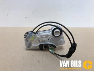Begagnade Dörrlåsmekanism, 4-dörrars, höger fram Peugeot 108 1.0 12V Pris € 30,00 Marginaltabell erbjuds av Van Gils Automotive