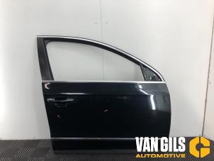 Używane Drzwi prawe przednie wersja 4-drzwiowa Volkswagen Passat Variant (3C5) 2.0 FSI 16V Cena € 150,00 Procedura marży oferowane przez Van Gils Automotive