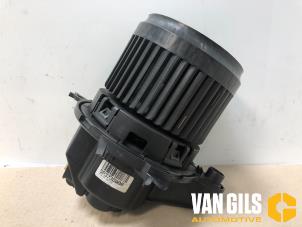 Usados Motor de ventilador de calefactor Renault Captur (2R) 0.9 Energy TCE 12V Precio de solicitud ofrecido por Van Gils Automotive