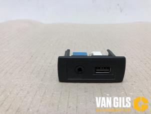 Used AUX / USB connection Mercedes Vito (447.6) 2.2 114 CDI 16V Price € 29,99 Margin scheme offered by Van Gils Automotive