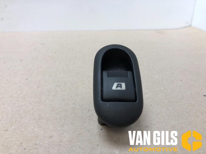 Usados Interruptor de ventanilla eléctrica Citroen C2 (JM) 1.4 Precio € 40,00 Norma de margen ofrecido por Van Gils Automotive