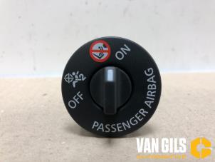 Usados Interruptor de airbag Renault Captur (2R) 0.9 Energy TCE 12V Precio de solicitud ofrecido por Van Gils Automotive