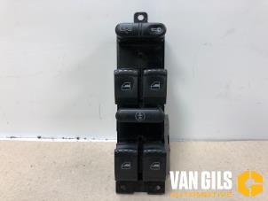 Używane Przelacznik elektrycznej szyby Volkswagen Golf IV (1J1) 1.6 16V Cena € 40,00 Procedura marży oferowane przez Van Gils Automotive