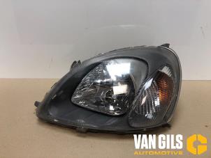 Używane Reflektor lewy Toyota Yaris (P1) 1.0 16V VVT-i Cena € 65,00 Procedura marży oferowane przez Van Gils Automotive