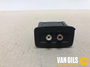 Usados Conexión AUX-USB Renault Scénic III (JZ) 2.0 16V CVT Precio € 30,00 Norma de margen ofrecido por Van Gils Automotive