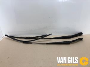 Usados Juego de hojas de limpiaparabrisas Landrover Freelander II 2.2 td4 16V Precio de solicitud ofrecido por Van Gils Automotive
