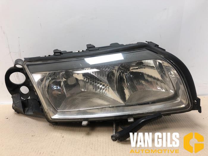 Używane Reflektor prawy Volvo S80 (TR/TS) 2.4 SE 20V 170 Cena € 30,00 Procedura marży oferowane przez Van Gils Automotive