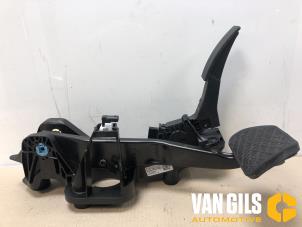 Used Accelerator pedal Mercedes B (W247) 2.0 B-200d Price € 99,99 Margin scheme offered by Van Gils Automotive