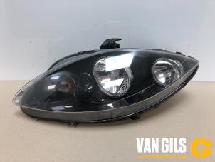 Used Headlight, left Seat Altea (5P1) 2.0 FSI 16V Price € 65,00 Margin scheme offered by Van Gils Automotive