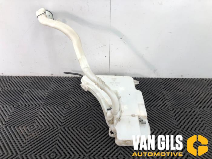 Front windscreen washer reservoir from a BMW 5 serie Touring (F11) 535i 24V TwinPower Turbo 2010