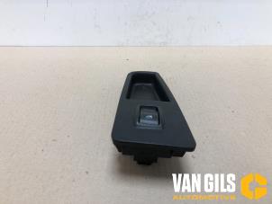 Używane Przelacznik elektrycznej szyby Fiat Grande Punto (199) 1.4 16V Cena na żądanie oferowane przez Van Gils Automotive