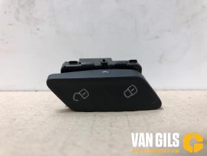 Używane Przelacznik centralnego zamka Volkswagen Golf VII (AUA) 1.4 TSI 16V Cena na żądanie oferowane przez Van Gils Automotive