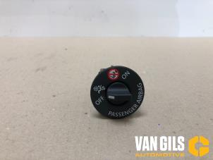 Used Airbag switch Renault Clio IV (5R) 1.5 Energy dCi 90 FAP Price on request offered by Van Gils Automotive