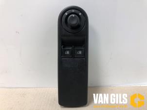 Usados Interruptor de ventanilla eléctrica Renault Clio IV (5R) 1.5 Energy dCi 90 FAP Precio de solicitud ofrecido por Van Gils Automotive