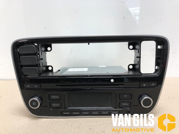 Radio CD player from a Volkswagen Up! (121) 1.0 12V 75 2012
