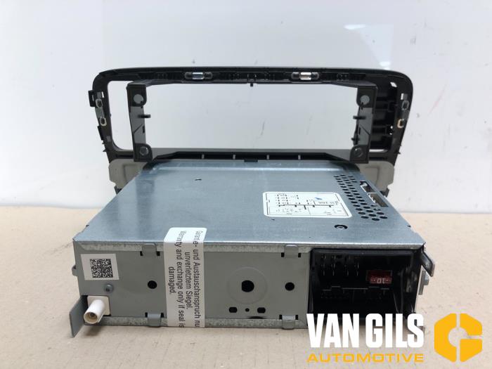 Radio CD player from a Volkswagen Up! (121) 1.0 12V 75 2012