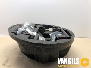 Used Tyre repair kit Renault Clio IV (5R) 1.5 Energy dCi 90 FAP Price on request offered by Van Gils Automotive