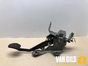 Used Clutch pedal Renault Clio IV (5R) 1.5 Energy dCi 90 FAP Price on request offered by Van Gils Automotive