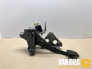 Used Brake pedal Renault Clio IV (5R) 1.5 Energy dCi 90 FAP Price on request offered by Van Gils Automotive