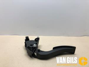 Used Accelerator pedal Renault Clio IV (5R) 1.5 Energy dCi 90 FAP Price on request offered by Van Gils Automotive