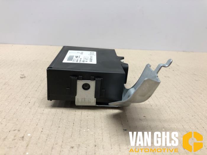 Central door locking module from a Peugeot 108 1.0 12V 2018