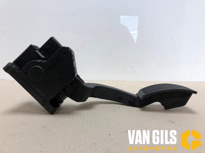 Accelerator pedal from a Opel Corsa D 1.4 16V Twinport 2008