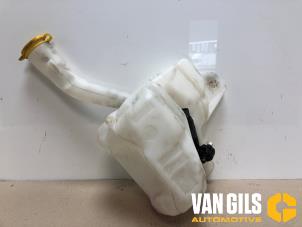 Usados Depósito de lavaparabrisas delante Opel Corsa D 1.4 16V Twinport Precio de solicitud ofrecido por Van Gils Automotive