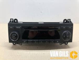 Gebrauchte Radio CD Spieler Mercedes A (W169) 2.0 A-200 5-Drs. Preis € 75,00 Margenregelung angeboten von Van Gils Automotive