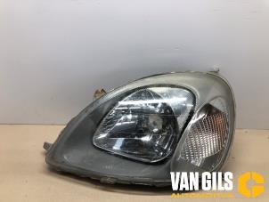 Używane Reflektor lewy Toyota Yaris (P1) Cena € 65,00 Procedura marży oferowane przez Van Gils Automotive