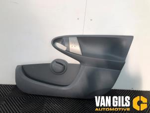 Usados Tapizado de puerta de 4 puertas derecha delante Toyota Aygo (B10) 1.0 12V VVT-i Precio de solicitud ofrecido por Van Gils Automotive
