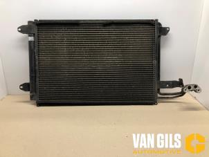 Usados Radiador de aire acondicionado Volkswagen Golf V (1K1) 1.4 FSI 16V Precio € 80,00 Norma de margen ofrecido por Van Gils Automotive