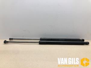 Używane Zestaw amortyzatorów gazowych pokrywy bagaznika Volkswagen Golf VII (AUA) 1.4 GTE 16V Cena na żądanie oferowane przez Van Gils Automotive