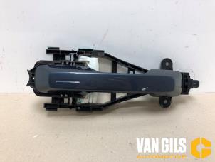 Usados Manija de puerta de 4 puertas derecha detrás Polestar Polestar 2 82kWh Long Range Single Motor Precio € 199,99 Norma de margen ofrecido por Van Gils Automotive